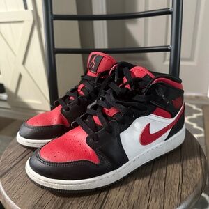 Air Jordan 1 Mid GS 'Black Fire Red' Youth Back to school